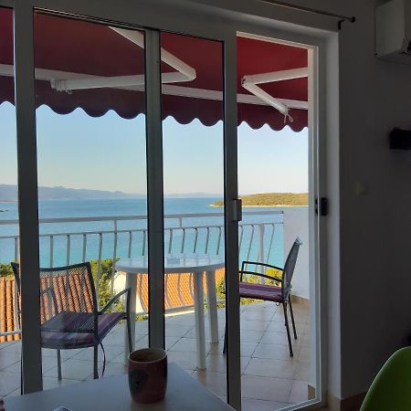 Blue Sea Blue Sky Apartment Loviste Exterior photo