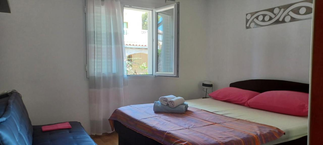 Blue Sea Blue Sky Apartment Loviste Exterior photo