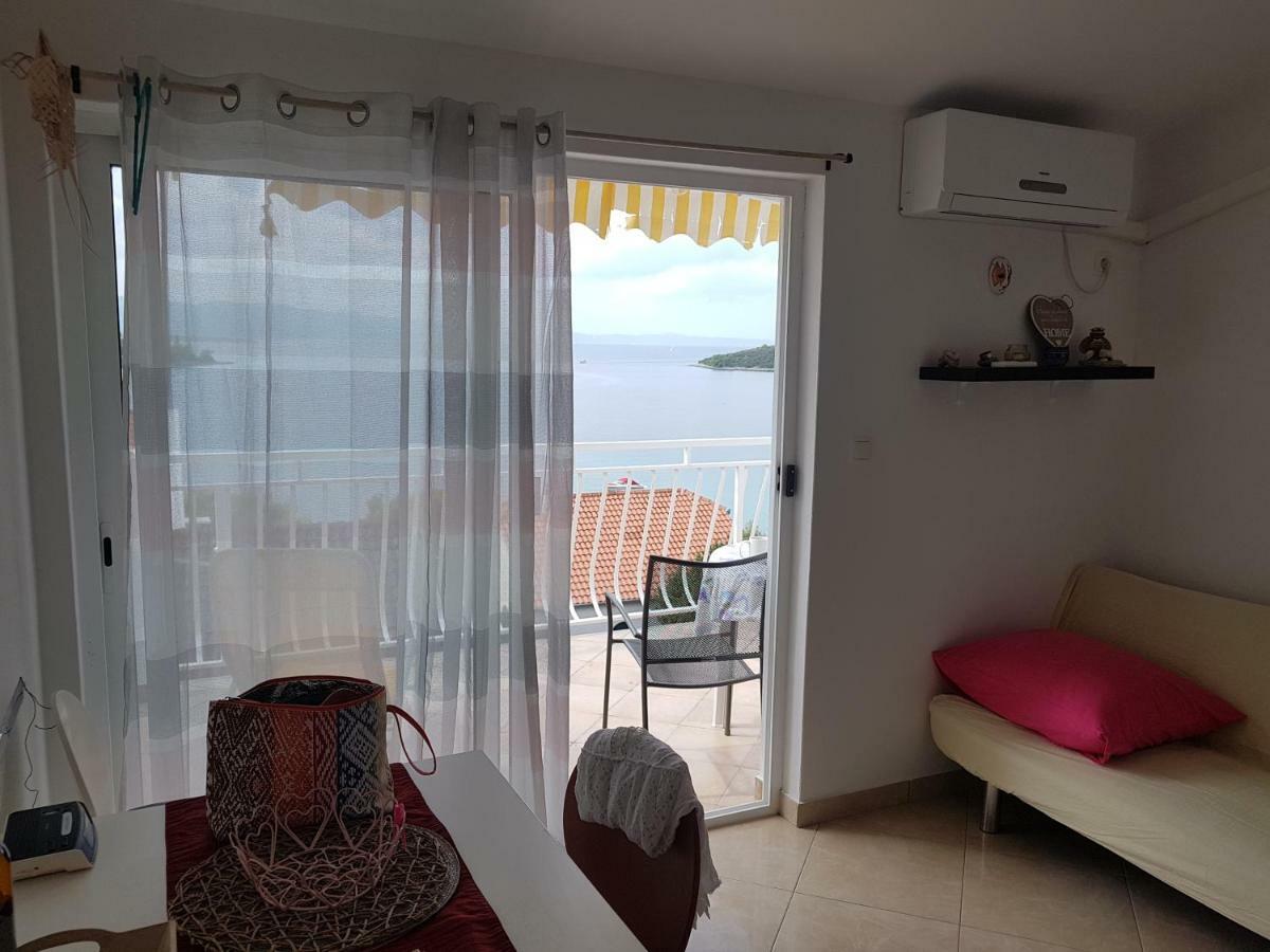 Blue Sea Blue Sky Apartment Loviste Exterior photo